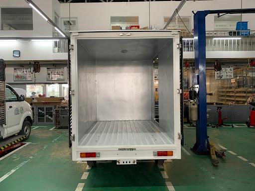 Phần thùng làm từ thép tấm mạ kẽm, sơn lót và hàn kín gầm xe, ngoài việc chống rỉ sét tối đa mà còn tăng thêm sự chắc chắn và tính thẩm mỹ