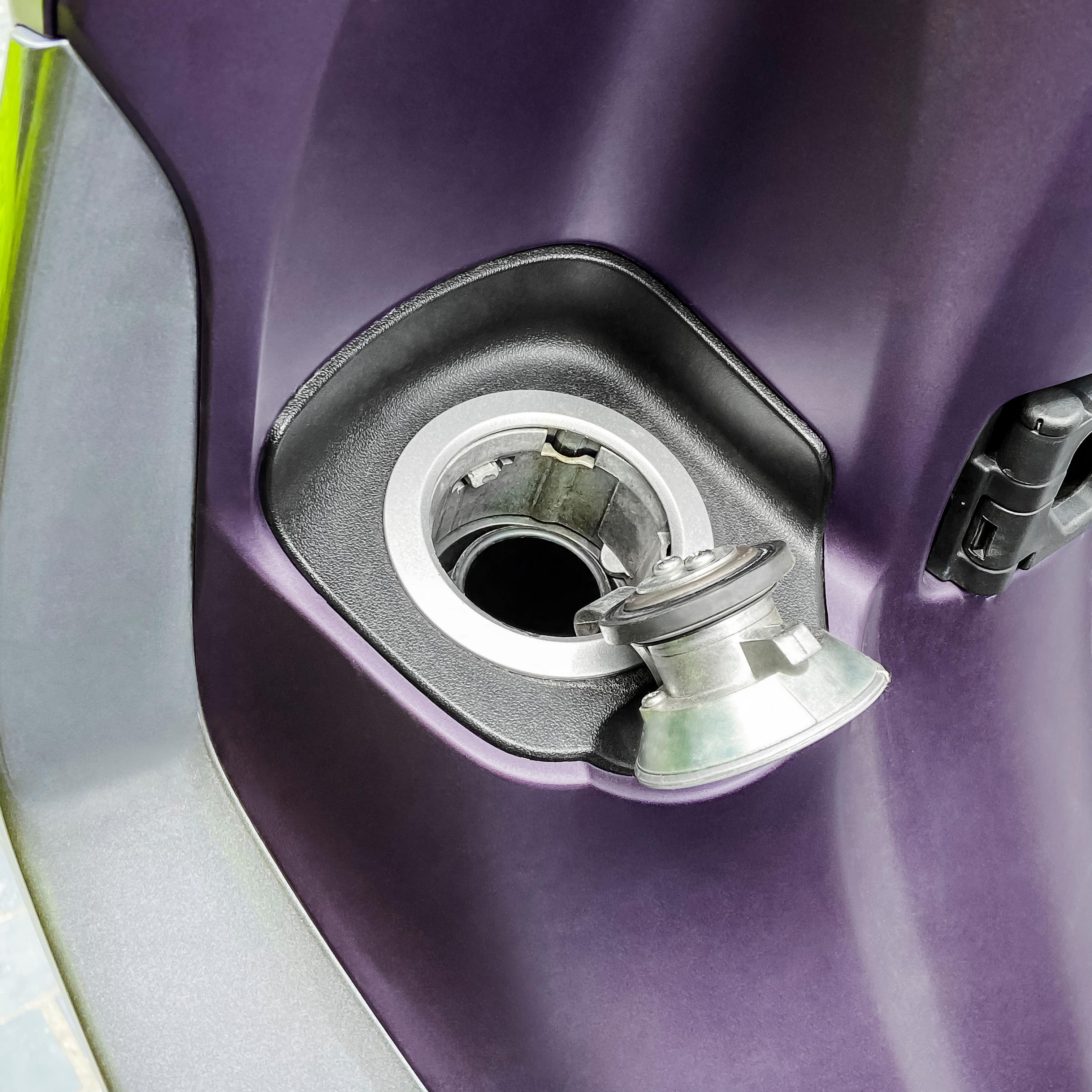 Nắp bình xăng cua Yamaha Grande được đặt ở phía trước rât thuận tiện khi sử dụng
