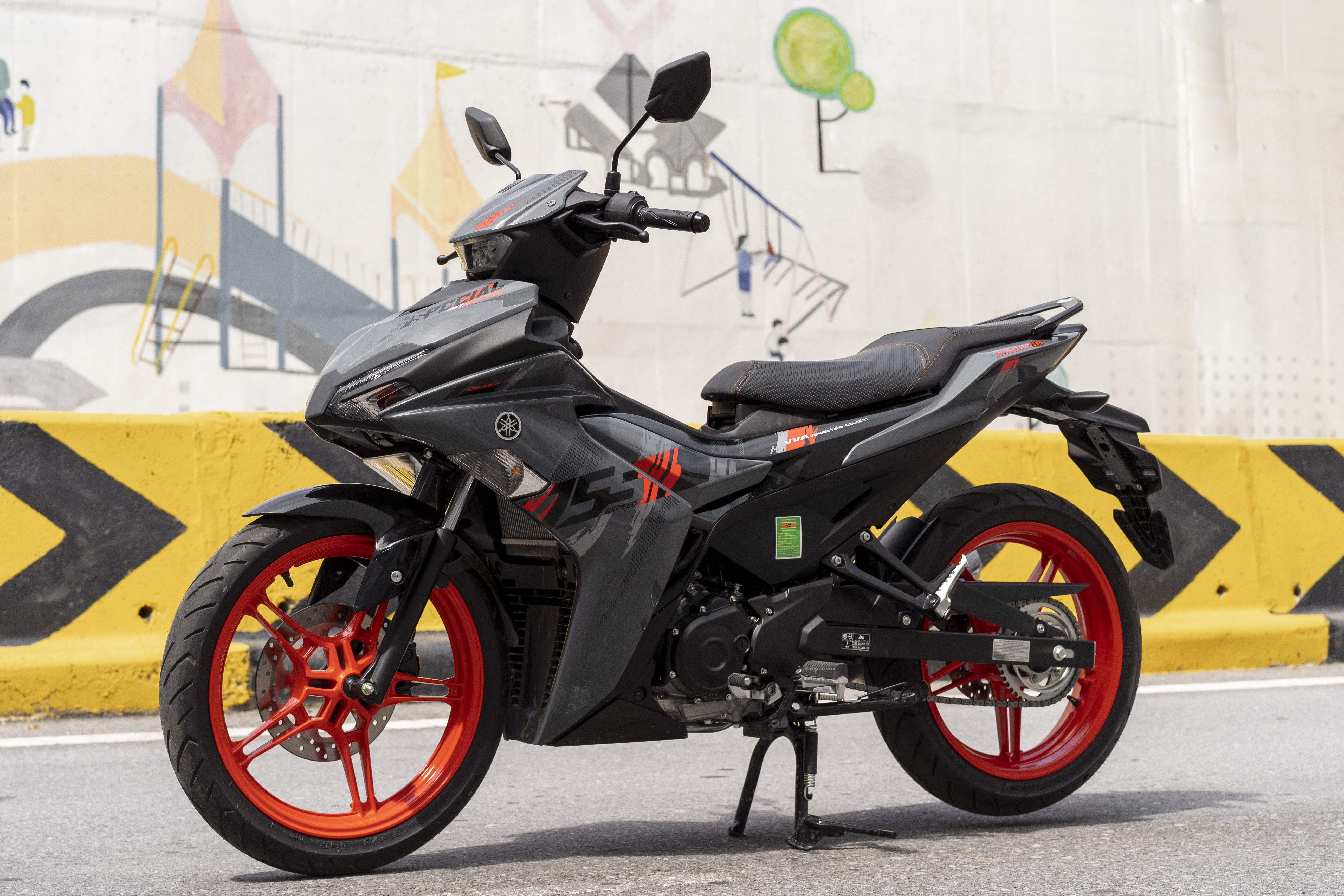 Yamaha Exciter 155VVA được trang bị động cơ 155 cc, công suất 17,7 mã lực và mô-men xoắn 14,4 Nm, hộp số côn tay 6 cấp