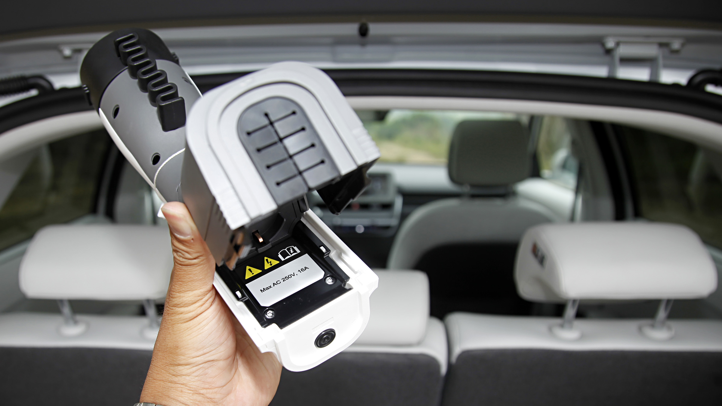 Hyundai Ioniq 5 có thể cấp điện cho các thiết bị ngoại vi với tính năng V2L