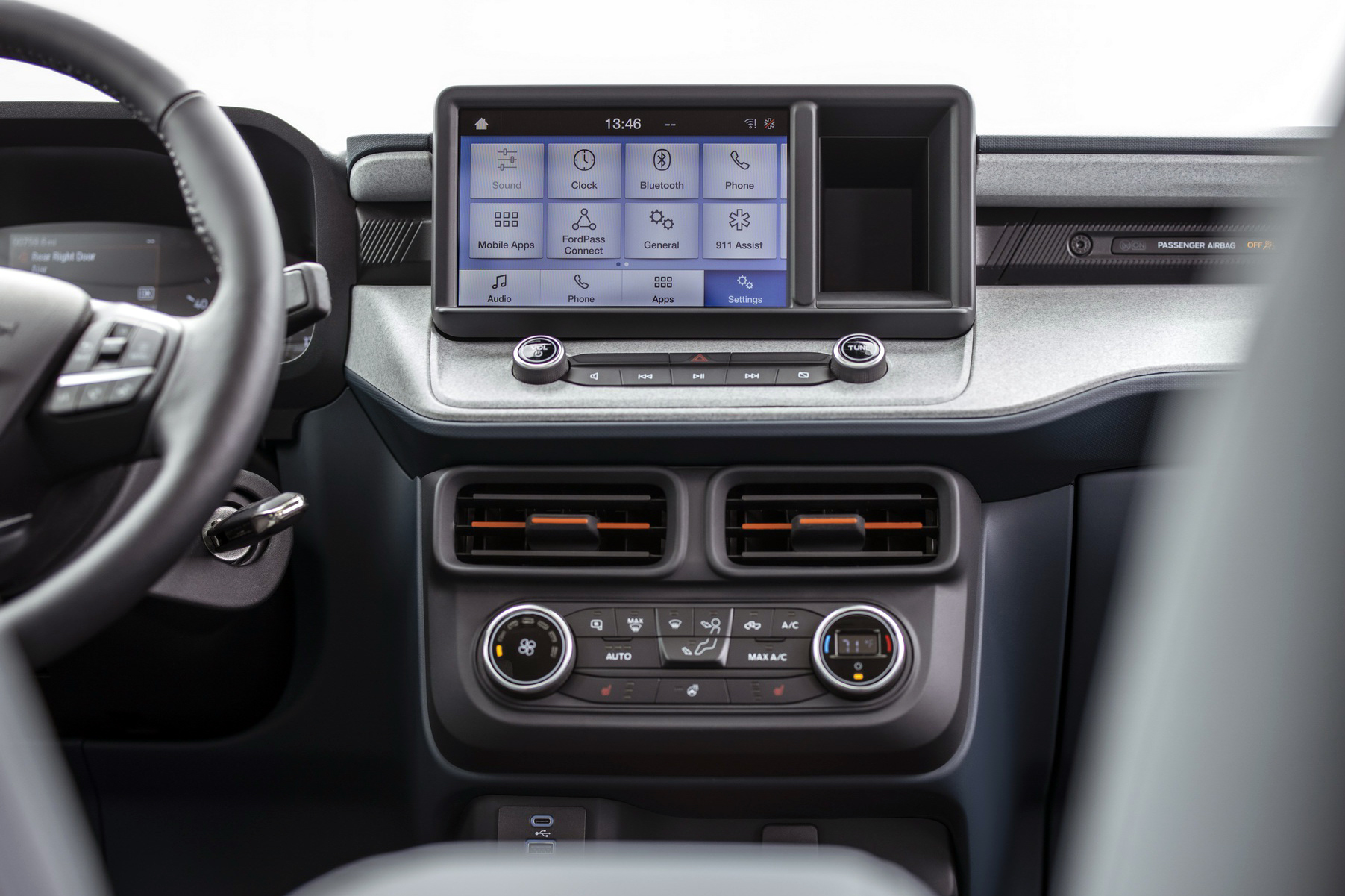Hệ thống SYNC3 của Ford sẽ là trang bị tùy chọn trên bản Lariat, còn tính năng kết nối FordPass Connect là trang bị tiêu chuẩn, với một modem và WiFi cho tối đa 10 thiết bị