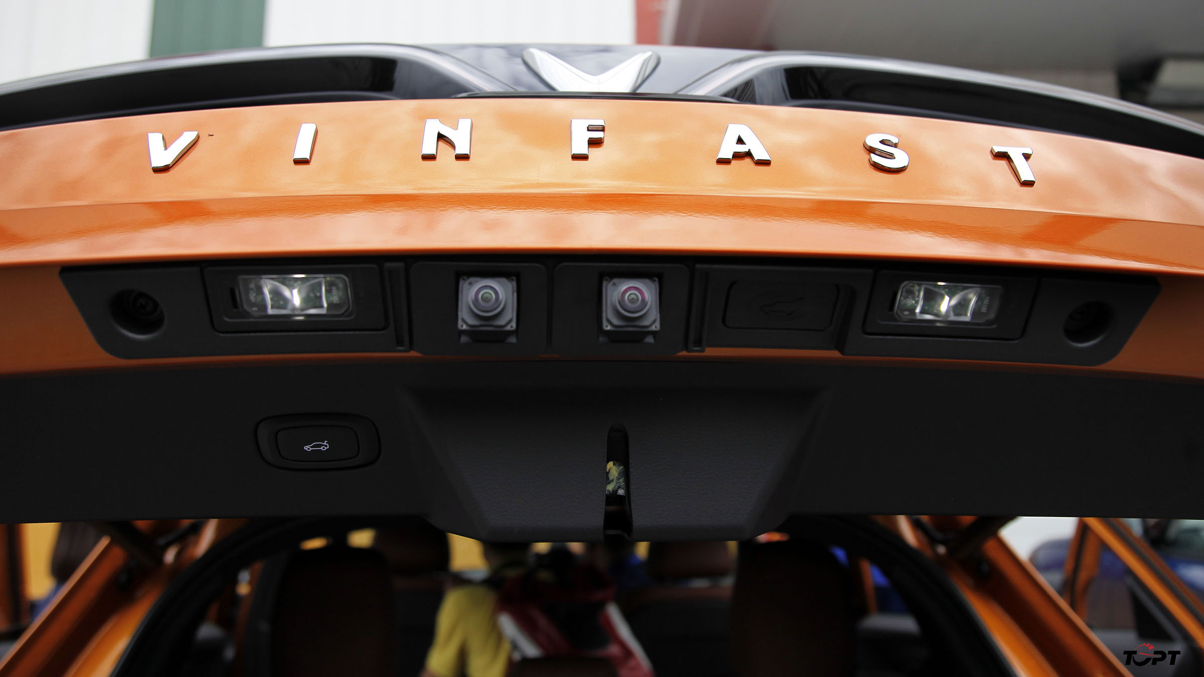 VinFast VF8 khá đặc biệt với hai camera phía sau; 1 dùng cho camera 360, 1 dùng cho hệ thống ADAS