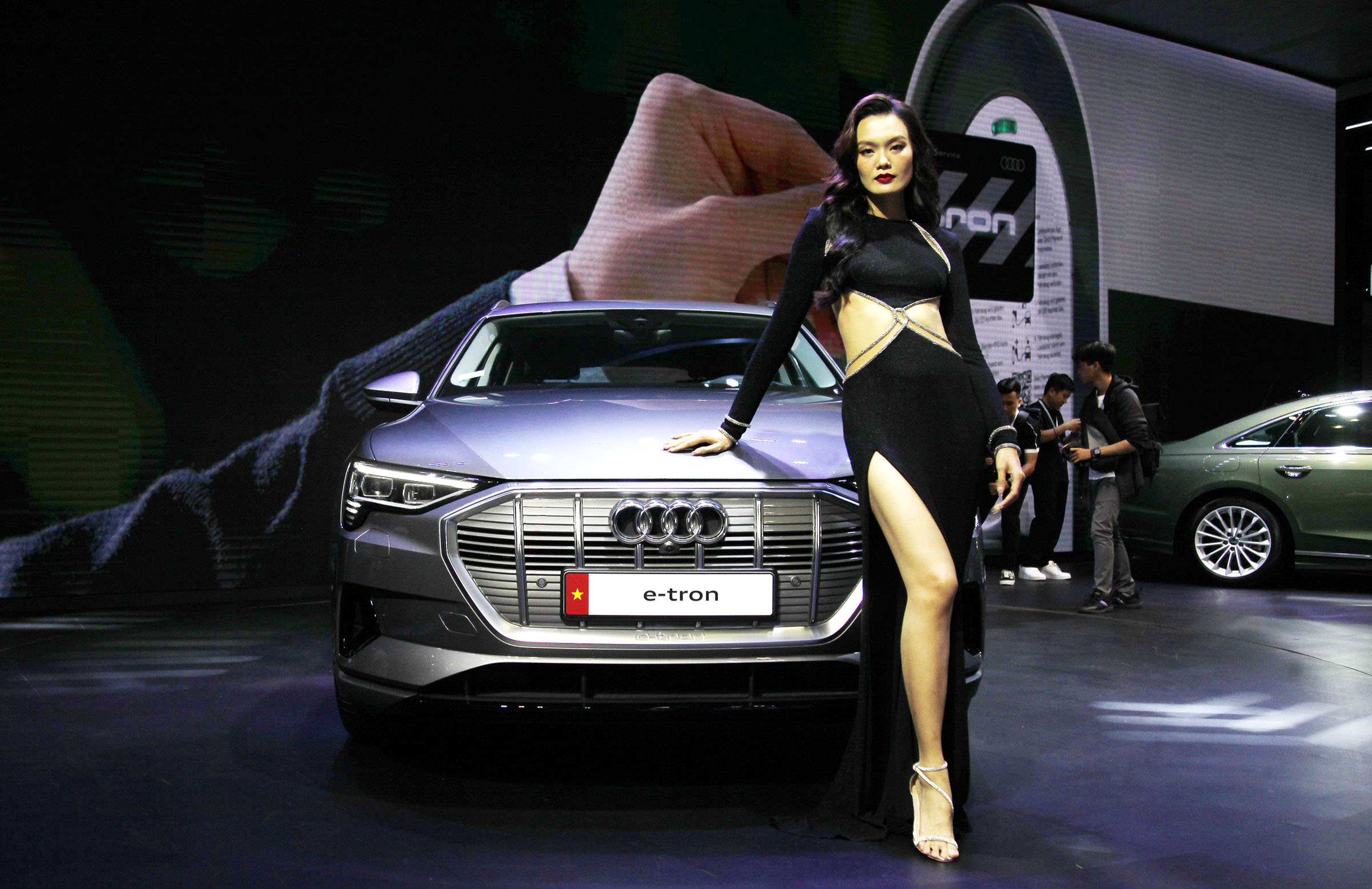Triển lãm Ô tô Việt Nam 2022: Audi e-tron SUV có hai phiên bản, khởi điểm từ 2,97 tỷ đồng - Ảnh 1.