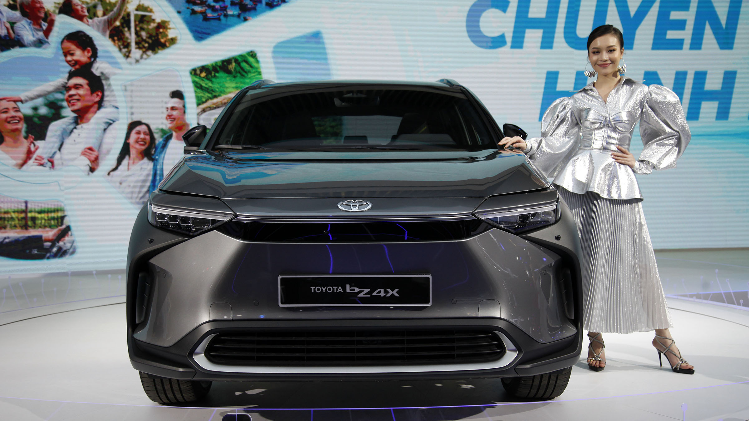 Triển lãm Ô tô Việt Nam 2022: Tâm điểm là xe điện bZ4X nhưng mối quan tâm là Toyota Veloz và Avanza sẽ lắp ráp trong nước - Ảnh 1.