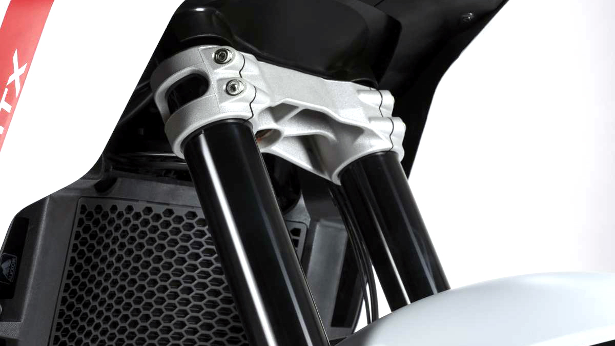 Ducati Desert X sử dụng giảm xóc trước Kayaba dạng up-side-down có thể điều chỉnh được cùng giảm xóc sau dạng monoshock.
