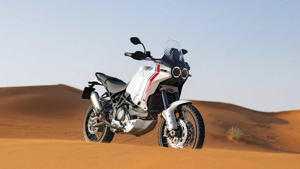 Ducati Desert X  sử dụng động cơ Testastretta 11 V-twin Desmodromic dung tích 937cc cho công suất 110 mã lực tại 9.250 vòng/phút và momen xoắn cực đại 92 Nm tại 6.500 vòng/phút.