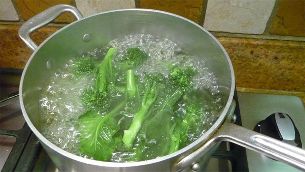 Luộc rau quá lâu sẽ khiến những chất dinh dưỡng trong rau bị biến chất.
