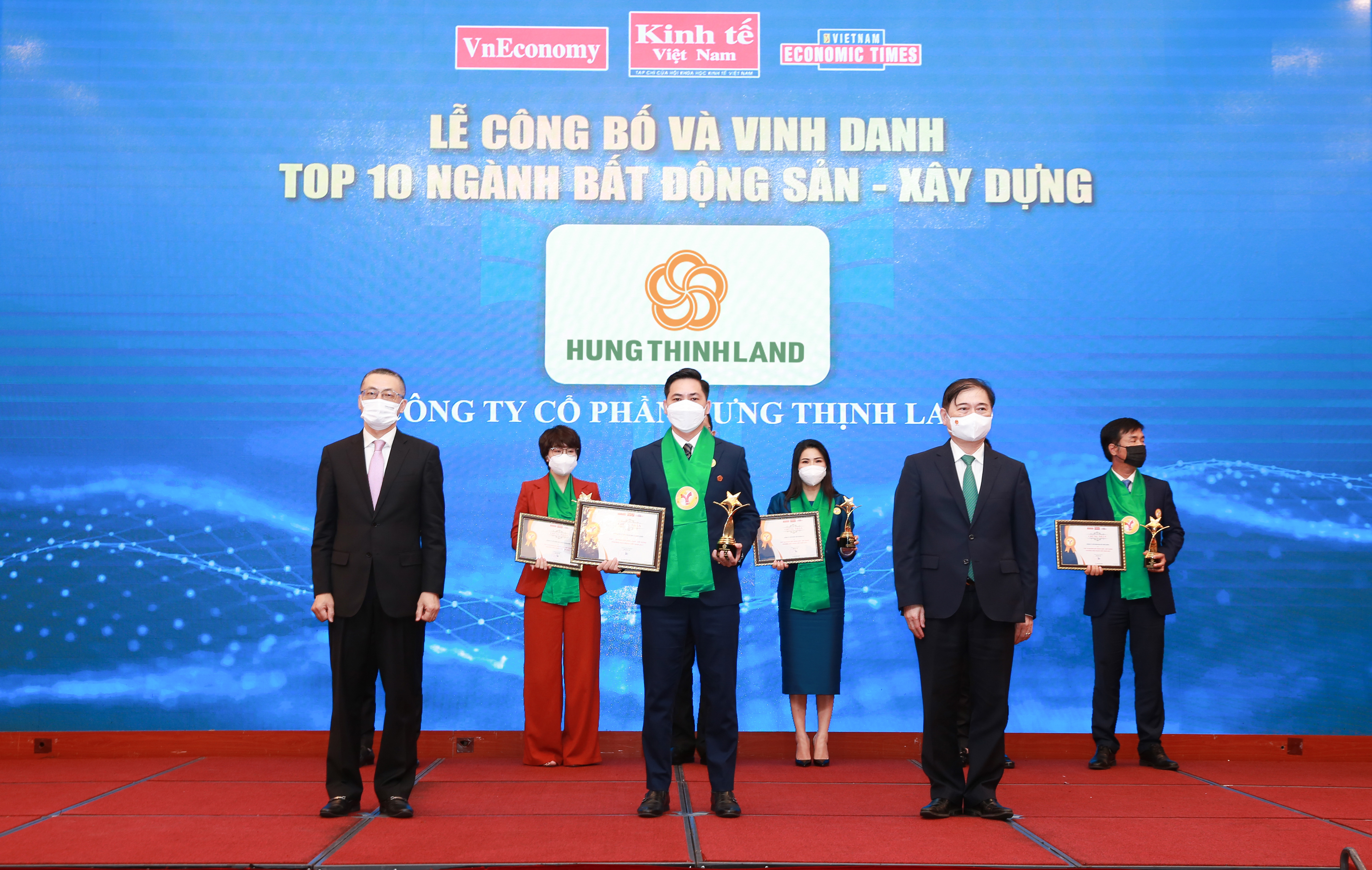 Đại diện Hưng Thịnh Land đón nhận kỷ niệm chương cùng chứng nhận từ Ban tổ chức