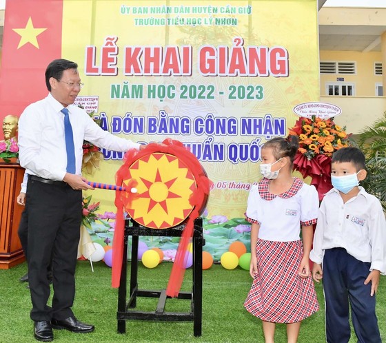 hủ tịch UBND TPHCM Phan Văn Mãi đánh trống khai trường tại Trường Tiểu học Lý Nhơn, huyện Cần Giờ. Ảnh: VIỆT DŨNG