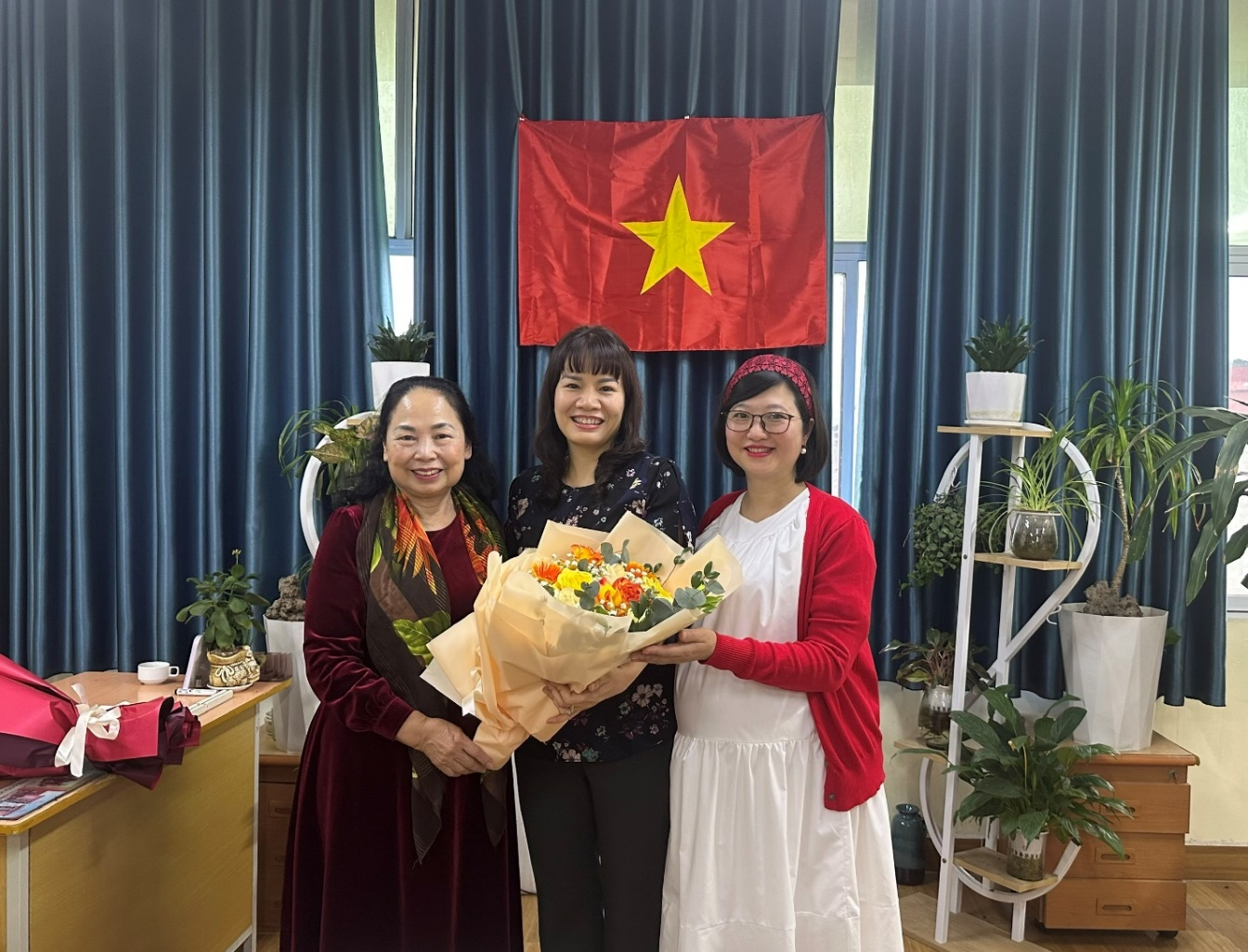 A group of women holding flowers

Description automatically generated with low confidence