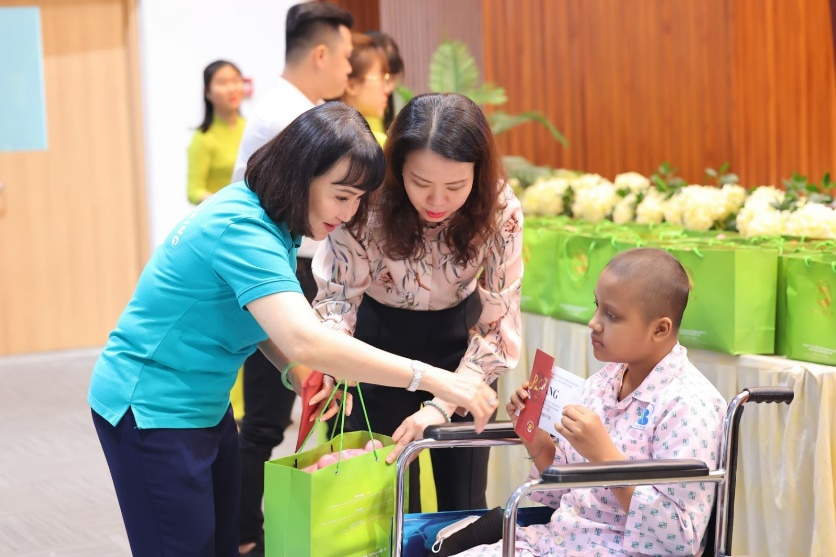 A person helping a child with a shopping bag

Description automatically generated