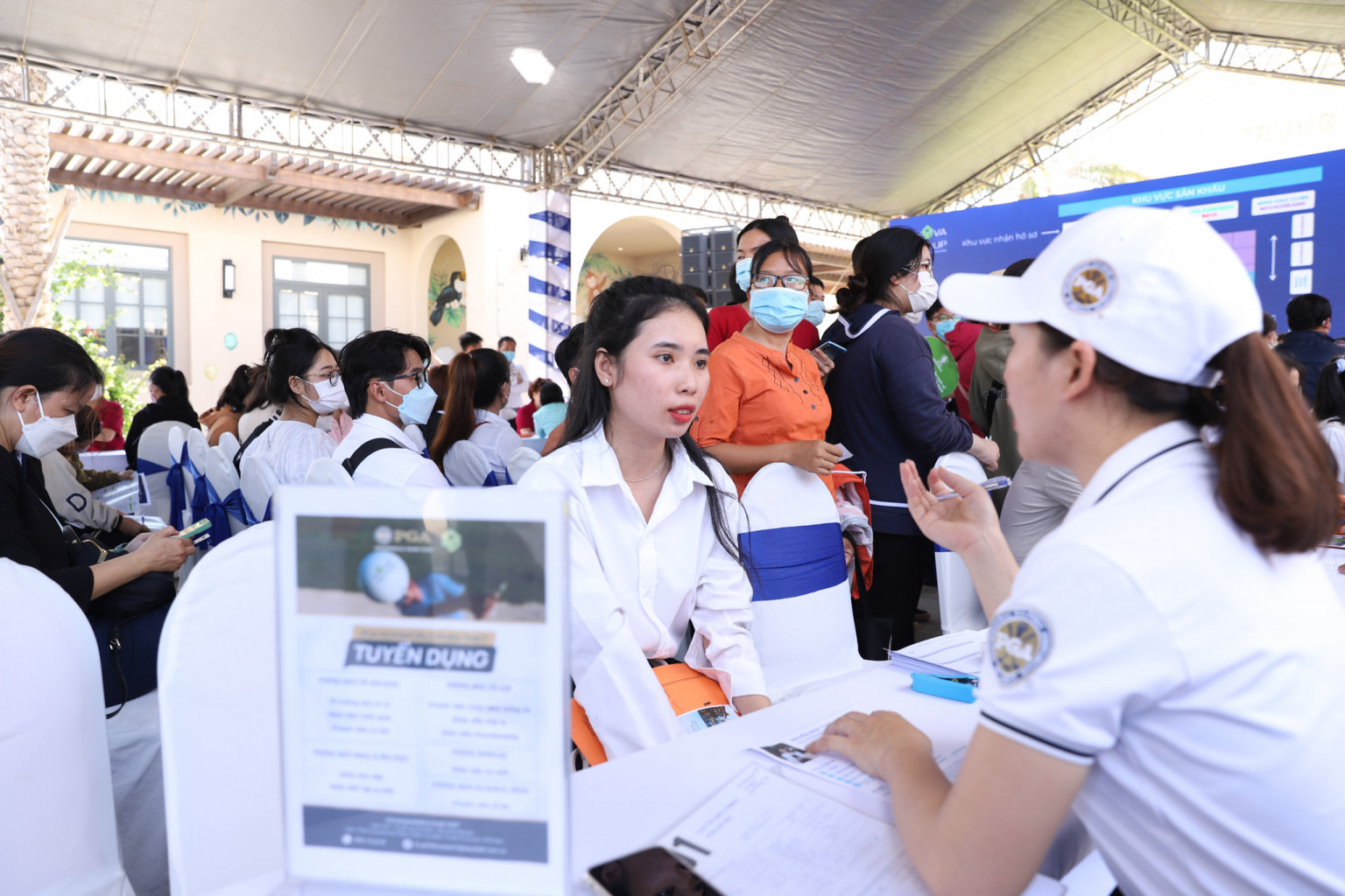 Ứng viên phỏng vấn trực tiếp và nghe tư vấn từ các chuyên gia tuyển dụng