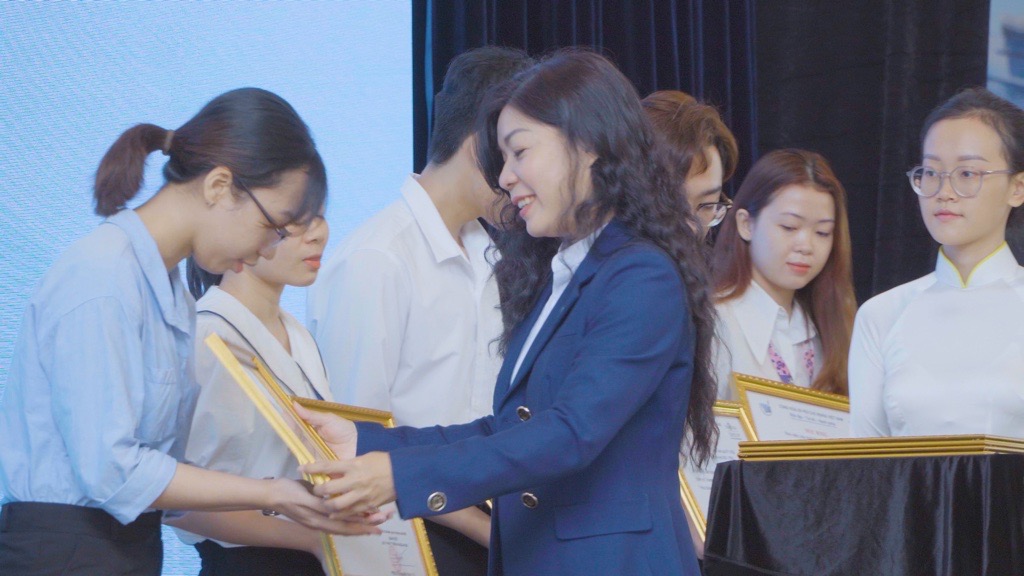 Bà Hoàng Thu Châu - Tổng Giám đốc NovaGroup trao học bổng cho các em sinh viên