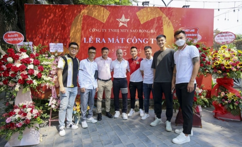 Cựu tuyển thủ Thạch Bảo Khanh và các cầu thủ bóng đá đến chúc mừng Lễ ra mắt công ty MTV Sao Bóng Đá