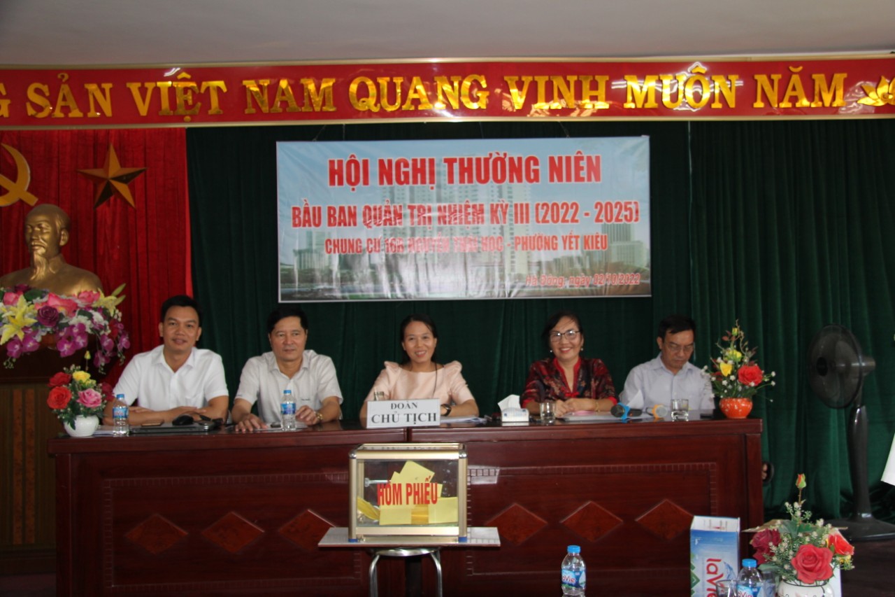 Ảnh chụp BQT nhiệm kì II. Từ trái quá phải là Ông Vũ Hoàng Diệu, Ông Vũ Hồng Thanh, bà Nguyễn Thị Phương Thảo, bà Nguyễn Thị Vân, ông Nguyễn Thế Kỷ