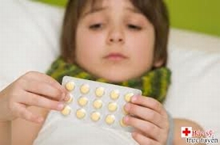 Có nên cho trẻ uống thuốc của người lớn?