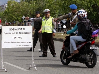 Phụ nữ bị cấm ngồi dạng chân sau xe máy