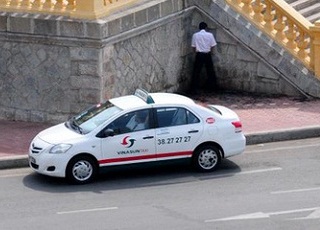 Phản cảm lái xe taxi &quot;xả bậy&quot; giữa phố