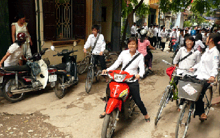 Buộc phụ huynh ký cam kết không giao xe cho con dịp Tết