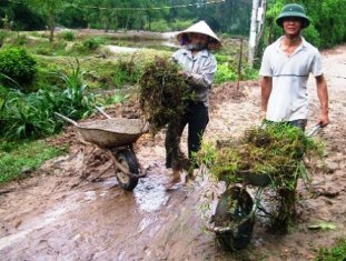 Bí thư chi bộ &quot;rủ&quot; vợ đắp đường