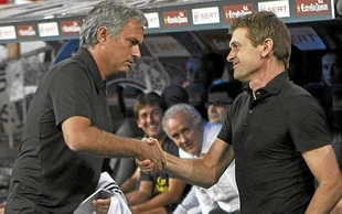 HLV Barca khích Real sa thải Mourinho!