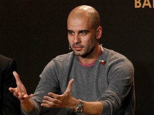 Vừa tới Bayern, Guardiola đã bị “nắn gân”