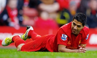 Suarez sẽ bị Liverpool kỷ luật vì tội… thật thà!