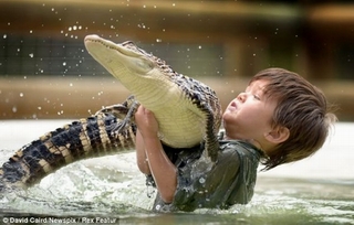  Bé trai 3 tuổi chơi đùa cùng cá sấu