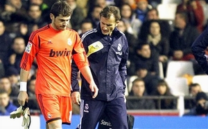 Real Madrid mất Casillas ở 2 trận gặp Barca, Man Utd!