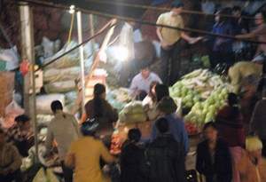Lộ diện băng giang hồ &quot;cai quản&quot; chợ Long Biên