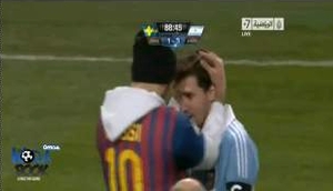 Messi lại bị fan cuồng “tấn công”!