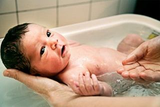 Trẻ thêm bệnh do tùy tiện tắm nước lá