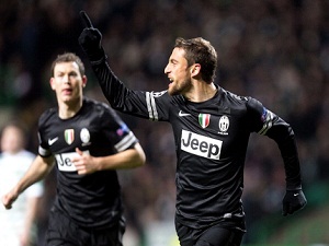 Juve đặt một chân vào tứ kết Champions League