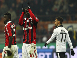 Balotelli lại nổ súng, Milan lần đầu lọt top 3