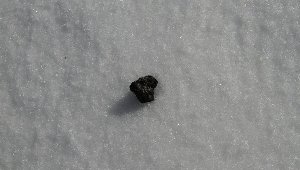 Tìm thấy mảnh thiên thạch tấn công nước Nga dưới hồ băng