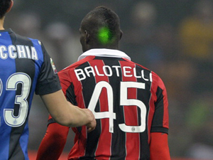 Trở lại Meazza, Balotelli bị phân biệt chủng tộc