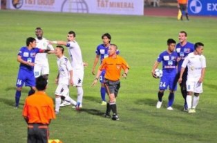 V-League 2013: Bóng đá &quot;kungfu&quot; vẫn còn đất diễn!