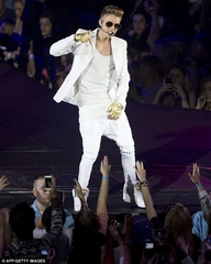 Justin Bieber đột ngột ngã gục trên sân khấu