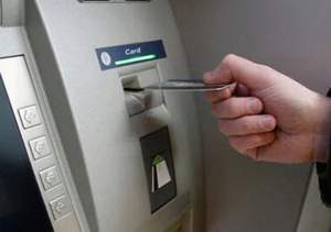 Nhờ rút tiền hộ ở cây ATM rồi cướp giật tài sản