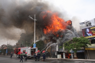 Hà Nội: Cháy lớn, nhà 4 tầng đổ sập