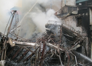  Đống tro tàn sau vụ cháy lớn tại Hà Nội