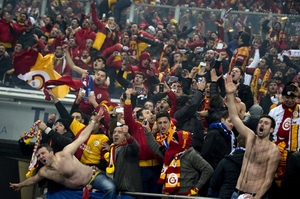 CĐV Galatasaray đào hầm vào sân vận động Schalke 04!