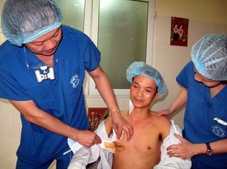 Việt Nam: Lần đầu mổ nội soi thay van tim