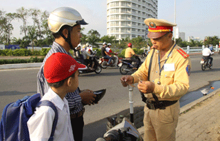 Hà Nội: Từ 8/4, xử phạt khi trẻ em không đội mũ bảo hiểm