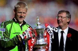 Thủ thành huyền thoại Peter Schmeichel tới Việt Nam