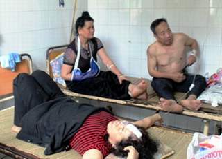 Lật xe tại Lào, 36 du khách Việt bị thương và tử vong