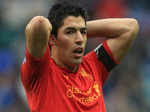 Suarez buông xuôi, chấp nhận án phạt 10 trận