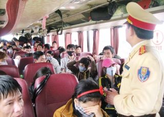 Hà Nội: 60 hành khách bị nhồi nhét trong xe 47 chỗ