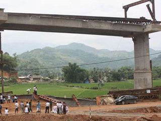 Sập dầm cầu vượt cao tốc Nội Bài chết người