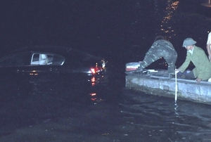 Xe Lexus lao xuống Hồ Tây trong đêm